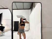 Short gris de eco cuero con doble cinturón desmontable con hebillas metálicas y tachas.