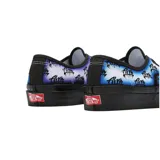Zapatillas Vans Authentic 44 DX Vans X Alva Skates, con estampado de letras en azul y negro sobre fondo blanco.