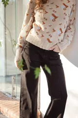 Pantalón de jean gris oscuro con corte recto, bolsillos delanteros y alforza central.