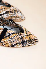 Bailarinas trenzadas en tonos neutros, blanco, camel y negro con cuerdas en contraste. Con plantilla intercambiable de lana y piel.