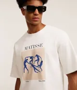 Remera de algodón color crudo, corte boxy, con cuello redondo y mangas cortas. Estampa frontal con la pintura La Danse de Henri Matisse y lettering.