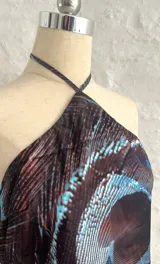 Top marrón con estampado abstracto en tonos azules, con tiras para atar en el cuello y la espalda.