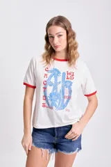 Remera blanca de manga corta con cuello y mangas con ribete rojo. Estampa frontal con diseño de cactus y texto en azul y rojo.