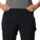 Pantalón largo convertible en short, color negro, marca Columbia, modelo Silver Ridge Utility para mujer. Confeccionado en tejido reciclado con tecnología Omni-SHADE de protección solar FPU 50, bolsillos laterales y traseros.