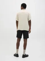 Camisa de hombre color beige claro, de viscosa, con cuello resort, mangas cortas, cierre con botones y corte relajado.