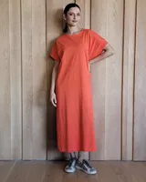 Vestido midi color naranja, de corte recto y mangas cortas.