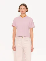 Remera blanca de algodón de corte recto y mangas cortas.