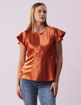 Blusa color naranja óxido de satén, marca Alex & Lili. Manga corta amplia con volados. Corte bajo el busto. Espalda con abertura ojal y botón.