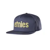 Gorro negro con visera roja y logo de Etnies bordado en blanco en el frente.