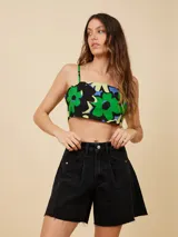 Top de algodón con estampado floral en tonos verdes y azules, con tirantes finos y corte cropped.