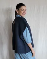 Chaleco azul marino de tejido de punto con textura acanalada, sin mangas y corte recto.