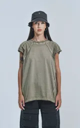 Remera manga corta color verde oliva, con cuello redondo y corte oversize.
