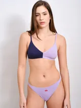 Conjunto de ropa interior de algodón compuesto por un corpiño de corte triángulo con breteles regulables y una bombacha tipo colaless con estampado de cerezas.