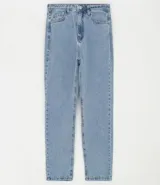 Pantalón mom de jeans con lavado marmolado, tiro alto y corte holgado.