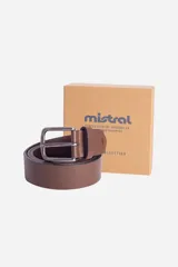 Cinto marrón de cuero con hebilla metálica plateada.