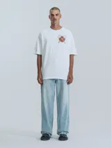 Remera blanca de manga corta con cuello redondo y calce oversize. Estampado frontal con diseño de Mickey y Minnie Mouse sobre un dragón chino, con un recipiente de comida china para llevar y la frase 'Take Away'.
