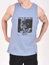 Musculosa blanca de algodón con estampado de un esqueleto surfeando en la playa.