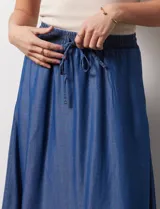 Falda larga de lyocell color celeste, con pretina ancha elastizada con lazo y bolsillos delanteros.