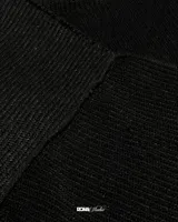Buzo color crema de lana premium con textura acanalada y costuras expuestas.