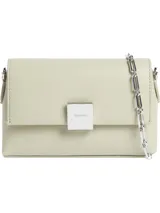 Cartera cruzada Calvin Klein color verde claro, con correa de cadena plateada y placa metálica con el logo de la marca.