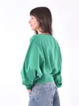Buzo verde de algodón con cuello redondo y mangas largas abullonadas.