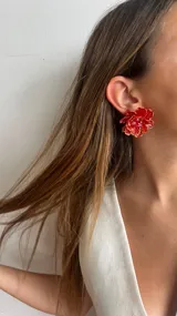 Par de aros colgantes con forma de flor de pétalos multicolores y centro con cristales facetados.