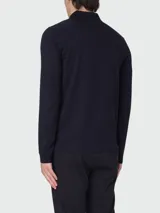 Remera polo manga larga azul oscuro, corte slim fit, confeccionada en algodón elastizado.