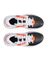 Zapatillas de baloncesto Under Armour modelo GS Lockdown 7, color blanco con detalles en negro y naranja. Presentan el logo de la marca en el lateral y la inscripción 'LD7' en la lengüeta.