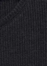 Camiseta negra de punto de canalé, cuello redondo y manga larga.