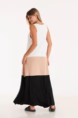 Vestido largo tricolor de crepé viscosa, con corte recto y sin mangas.