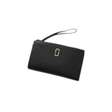 Cartera de pulsera Marc Jacobs de cuero negro con logo dorado, cierre superior con cremallera, compartimentos para efectivo, ranuras para tarjetas, bolsillos abiertos y correa de muñeca extraíble.
