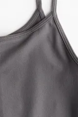 Top corto gris de punto elástico, de corte ajustado, con escote redondo amplio, breteles finos y bajo recto.