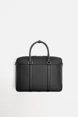Maletín negro con textura grabada, cierre de cremallera, bolsillo interior para dispositivos electrónicos de hasta 13 pulgadas, bolsillo frontal con cremallera, doble asa de mano y asa de hombro ajustable y extraíble.