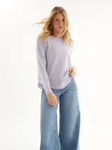 Sweater de punto lila con cuello redondo y mangas largas.