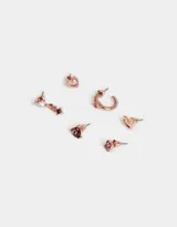 Set de tres pares de aros con distintos pasantes con strass y corazones bañados en oro rosa.