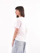 Remera blanca de algodón con estampado de limones y texto en azul.