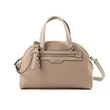 Cartera tipo baúl grande color taupe, confeccionada en símil cuero graneado. Tiene doble asa de mano y correa bandolera regulable extraíble. Cuenta con cierre superior, bolsillo frontal con cierre, bolsillo interno con cierre y dos bolsillos abiertos.