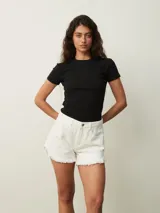 Short de jean blanco con cintura alta y ruedo desflecado.