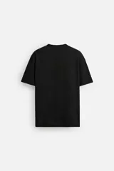 Camiseta negra de algodón de corte regular, con cuello redondo con ribete doble y mangas cortas.