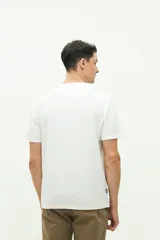 Remera blanca de manga corta con logo estampado en el pecho.