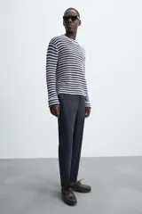 Pantalón de vestir azul marino, de corte recto, confeccionado en lino.