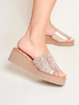 Sandalias con capellada de cuero sintético con estampado de piel de serpiente en tonos plateados y base de goma color beige.