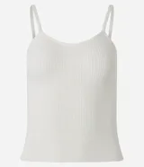 Top blanco de punto texturizado con breteles finos.