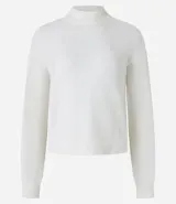 Buzo suéter de chenille color blanco, con cuello alto y rib en puños, cuello y bajo.