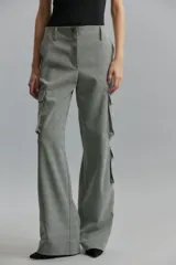 Pantalón cargo de corte amplio confeccionado en tela príncipe de gales color gris. Posee bolsillos superiores y tres bolsillos con fuelle en los laterales.