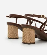 Sandalia marrón con tiras finas, puntera cuadrada y tacón ancho con textura de rafia.