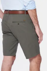 Bermuda de gabardina azul marino, corte recto, con bolsillos laterales y traseros.