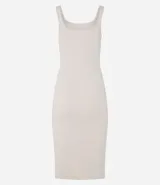 Vestido midi acanalado color celeste, con escote cuadrado y tirantes medios. Confeccionado en algodón sostenible con elastano para mayor comodidad y ajuste.