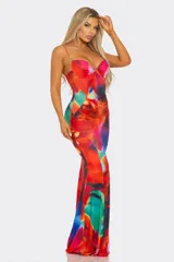 Vestido largo de fiesta con estampado multicolor, escote corazón con detalle de nudo y breteles finos.