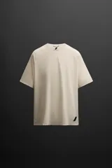 Camiseta deportiva marrón de tejido técnico, ligero y elástico con perforaciones. Cuello redondo, manga corta y logo estampado.